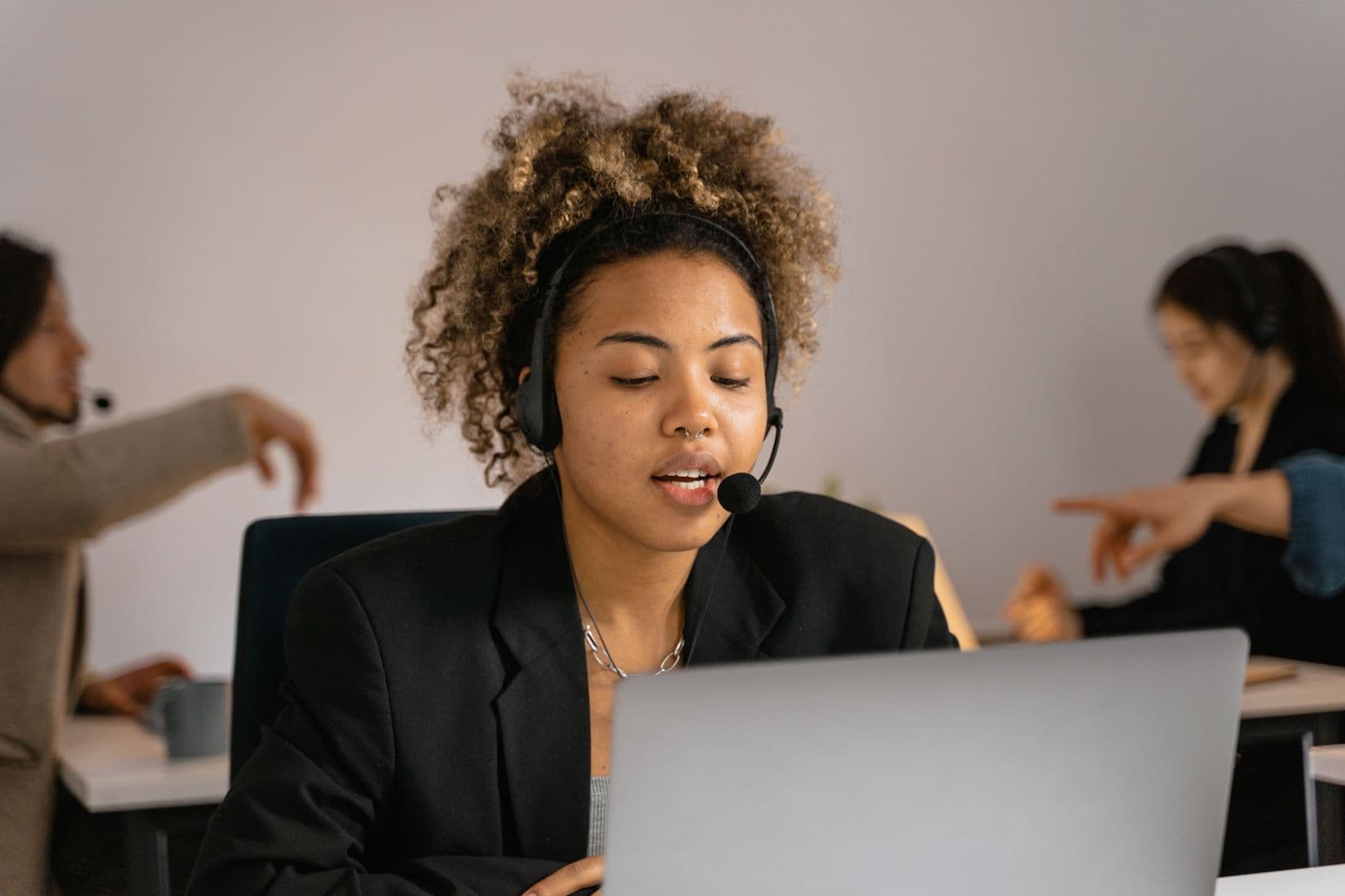 Mötesbokare med headset ringer kalla samtal från ett modernt kontor